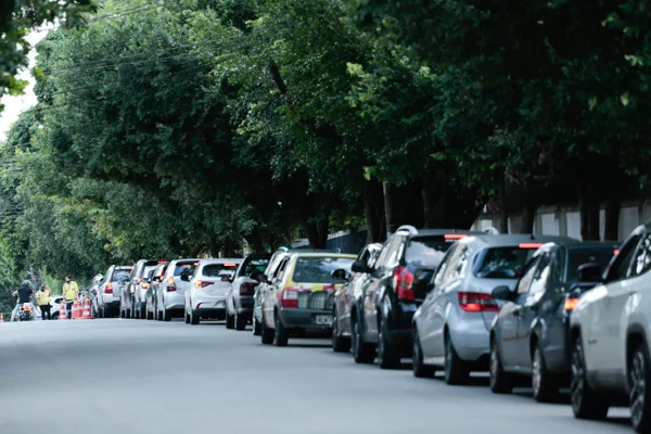 Fila de carros na porta do local de vacinação em Goiânia (GO)