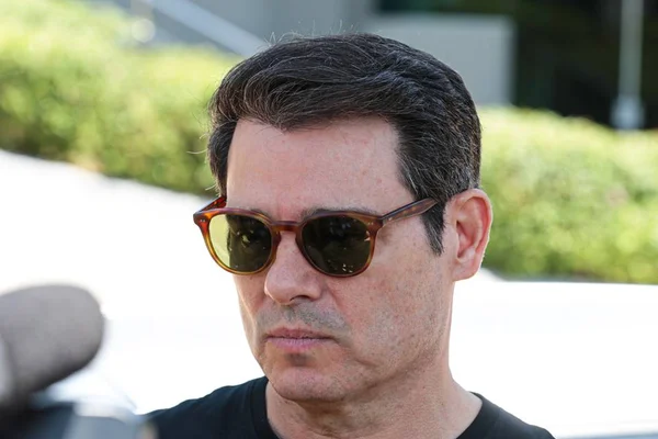 Celso Portiolli no velório de Luana Andrade, usando óculos de sol e falando com a imprensa - Metrópoles