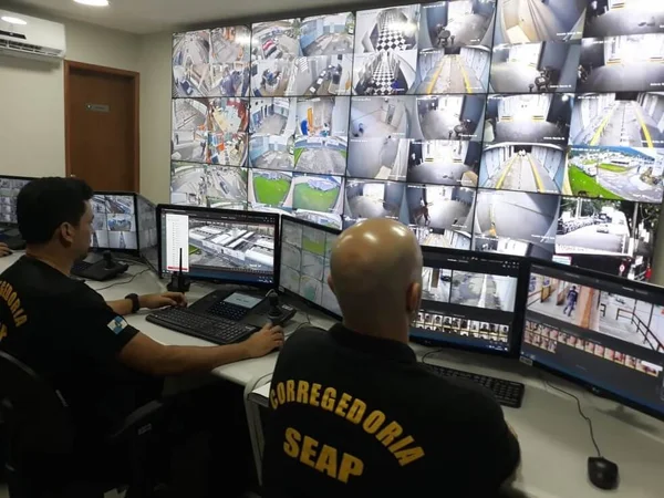Central de Monitoramento da Seap com imagens de 1.800 câmeras em todos os presídios do RJ
