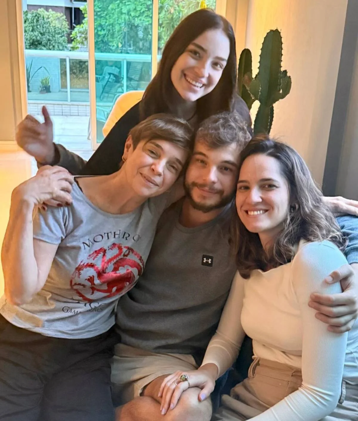 Renata Lo Prete celebra 62 anos em momento raro com a família Renata Lo Prete celebra 62 anos em momento raro com a família