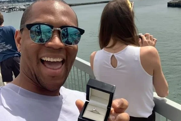 Sem namorada saber, jovem a pede em casamento por um mês