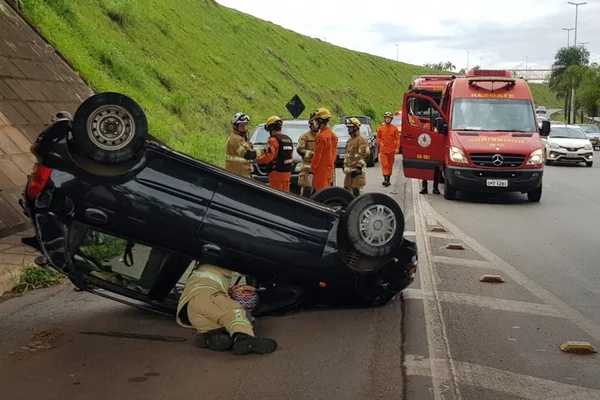Após capotar, carro fica com as rodas viradas para cima no DF