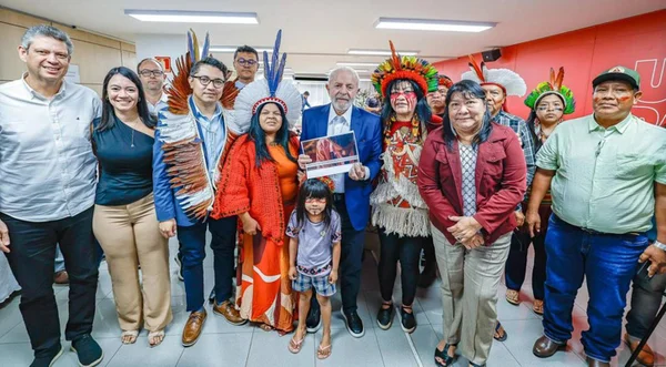 Lula em encontro com indígenas - Metrópoles