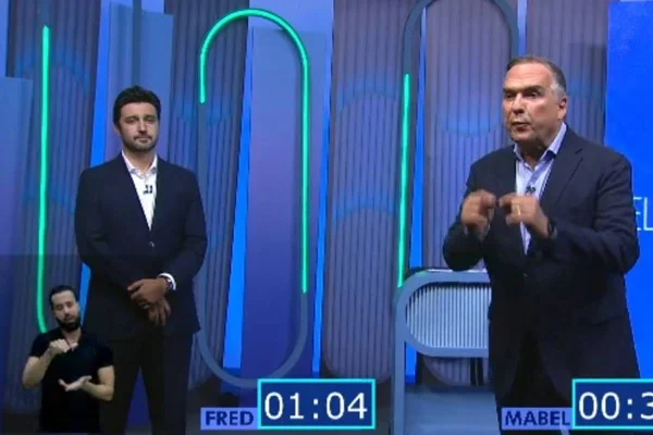 Imagem colorida dos candidatos Fred Rodrigues (PL) e Sandro Mabel (União) em debate