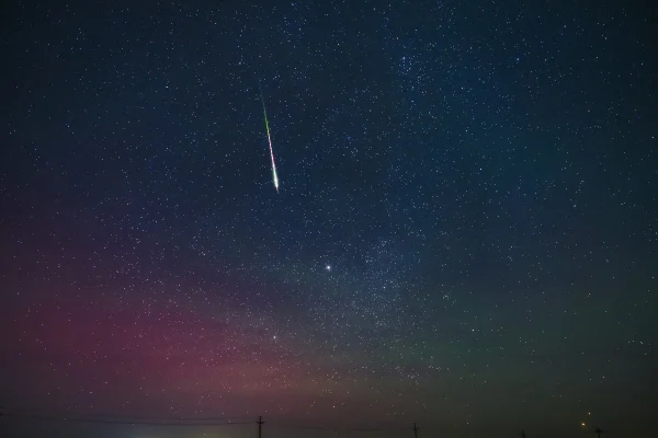 Foto colorida do céu durante uma chuva de meteoros