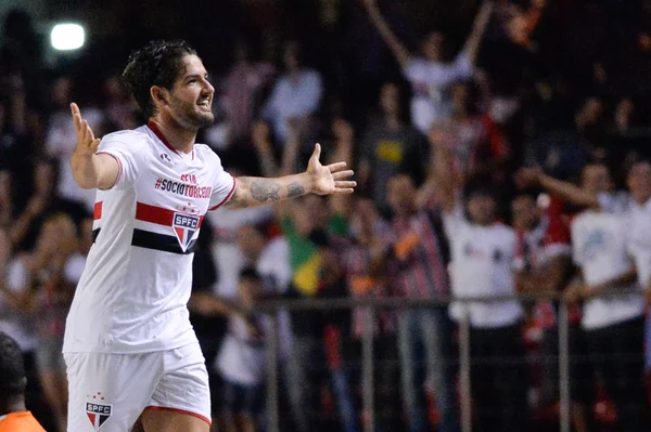 Novo visual de Alexandre Pato vira motivo de piada na web