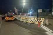 Em frente à feira, o trânsito está restrito a uma faixa no sentido Ceilândia Em frente à feira, o trânsito está restrito a uma faixa no sentido Ceilândia
