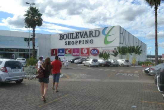 Assaltantes armados roubam joias de uma loja no Boulevard Shopping