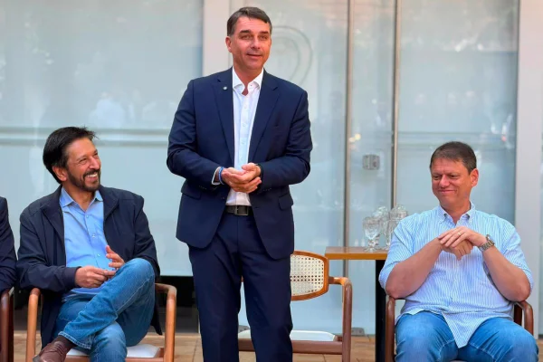Flávio Bolsonaro (centro) ao lado do prefeito de São Paulo, Ricardo Nunes (esquerda), e do governador Tarcísio de Freitas (direita)