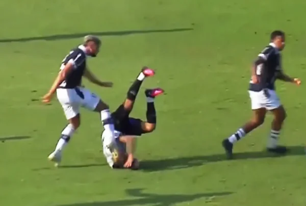 Imagem colorida de jogador chutando a cabeça de adversário - Metrópoles