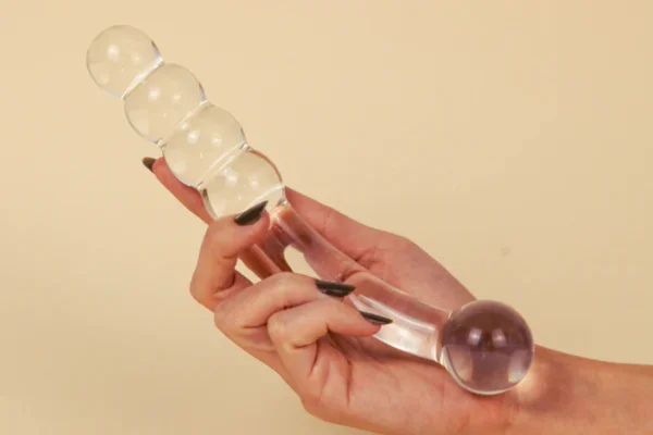 Vibrador de vidro: expert dá dicas para usar o sex toy com segurança