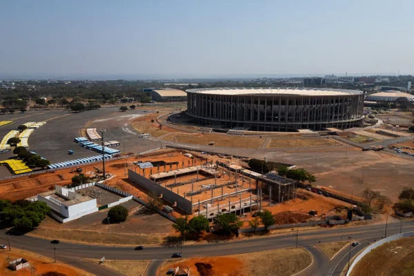 Imagem colorida de uma obra próximo à Arena BRB Mané Garrincha