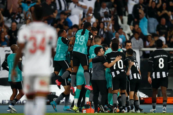 São Paulo perde para o Botafogo e continua sem vencer como visitante