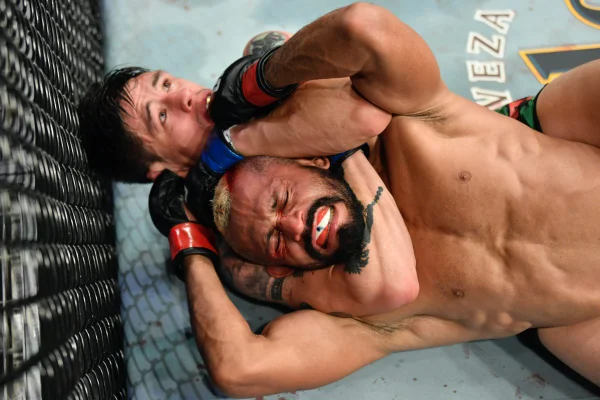 Deiveson Figueiredo é finalizado por mexicano e perde cinturão do UFC