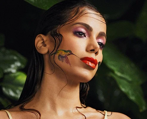 Anitta revela (todas!) as plásticas que já fez e dá dicas de beleza