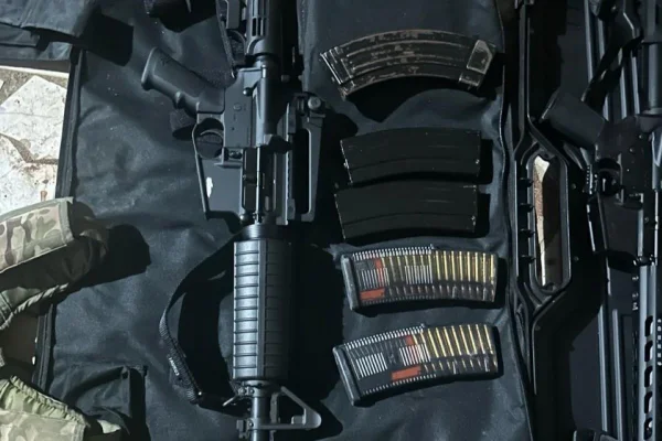 Imagem colorida de parte de arma. Metrópoles