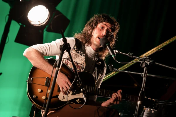 Tim Bernardes fascina com show espetacular no Festival Estilo Brasil