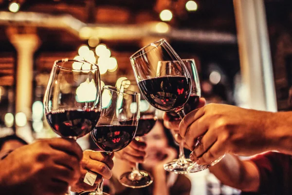pessoas brindando com vinho