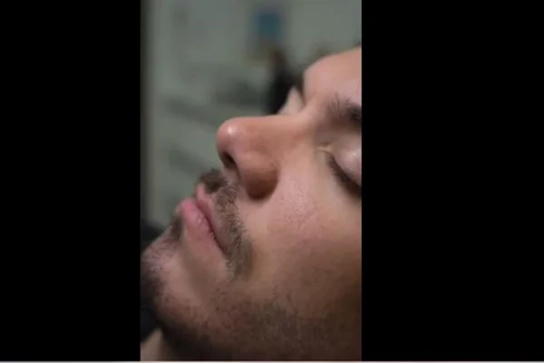 Imagem colorida do ex-BBB Eliezer