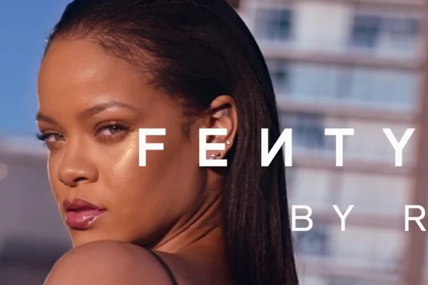 Rihanna lança linha de maquiagem e papel antibrilho rouba a cena
