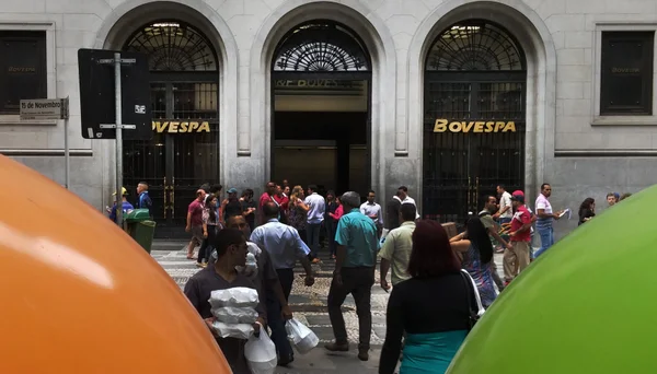 Bovespa segue em queda pressionada por Petrobras e bancos