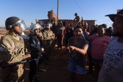 Barricadas com entulho e fogo foram erguidas por moradores para tentar conter avanço das máquinas