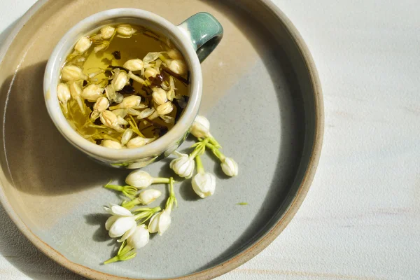 Chá de ervas, botão de jasmim seco, chá de jasmim, chá floral, remédio natural em xícara. Metrópoles