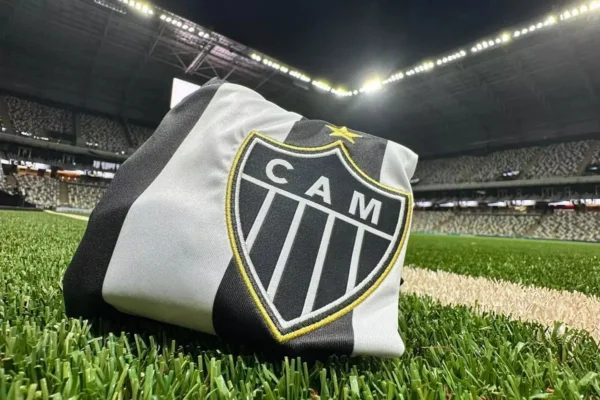 Influencer expõe mensagens íntimas com jogador casado do Atlético-MG