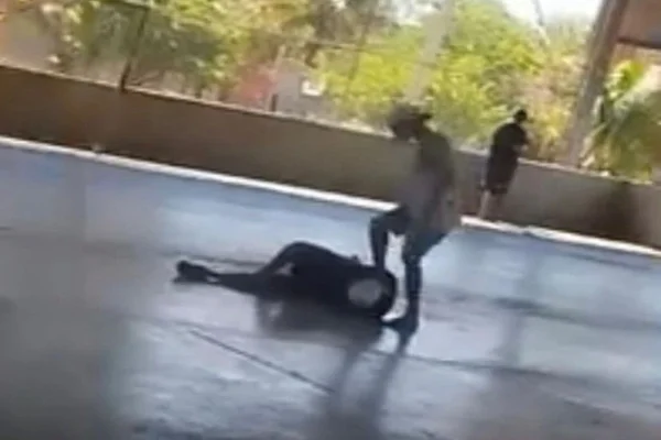 Dente quebrado e pisão na cabeça: trio agride e ameaça adolescentes