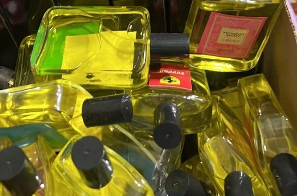 Dior e Hugo Boss: polícia estoura duas fábricas de perfumes piratas