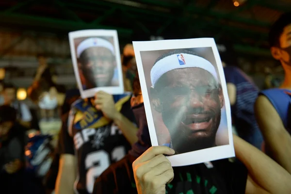 Manifestantes pró-Hong Kong queimam camisas de LeBron James