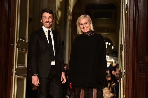 Maria Grazia Chiuri está oficialmente fora da Valentino