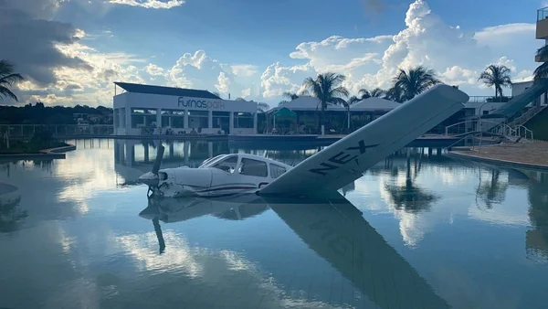 avião cai em piscina