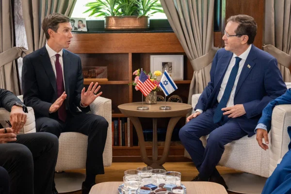 Enviado especial dos EUA, Jared Kushner em encontro com chanceler de Israel, Isaac Herzog
