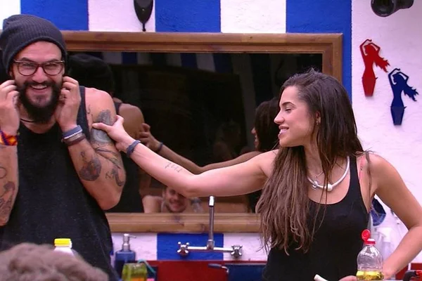 No BBB18, Paula flerta com Wagner e Ana Clara diz: “Isso é errado!”