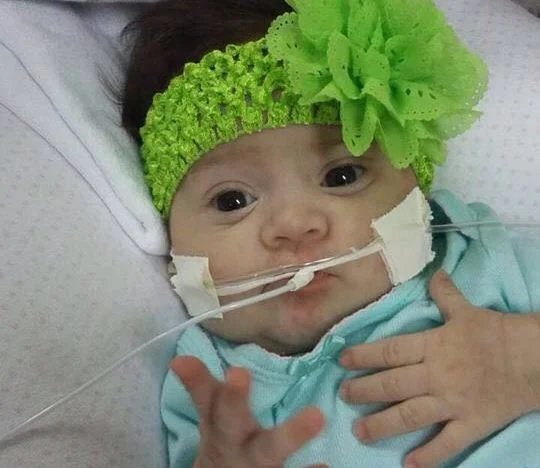 Bebê Elisa recebe alta após conseguir cirurgia por meio de uma petição