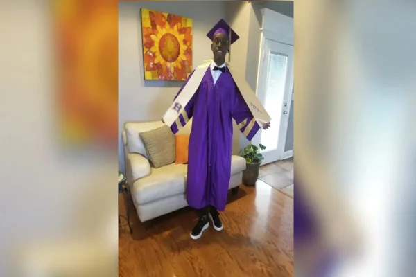 Jovem é barrado em formatura por não usar “sapatos corretos”