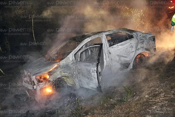 Carro capota, pega fogo e passageiros “somem”