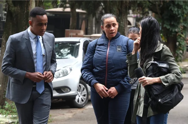 Professora que imobilizou aluno sobre colega morta: “Fica só o amor”