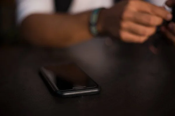 Imagem colorida de celular em que pessoa assiste um vídeo