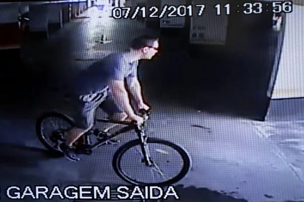 Em primeira mão. Vídeo mostra Arlon Fernando cambaleando em frente à CLDF antes de morrer