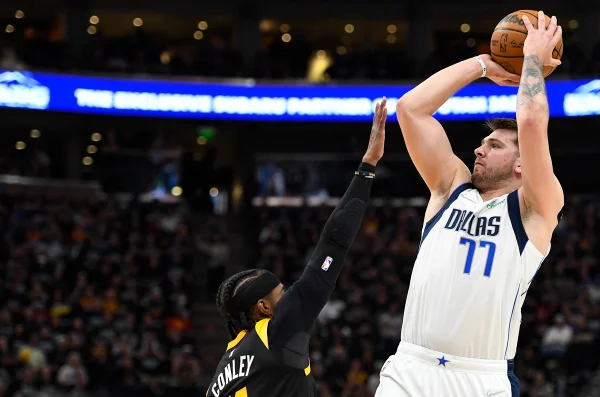Utah desperdiça chance no fim e Dallas avança às semis do Oeste