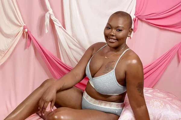 Nykia McKenzie em campanha da Savage x Fenty de Outubro Rosa