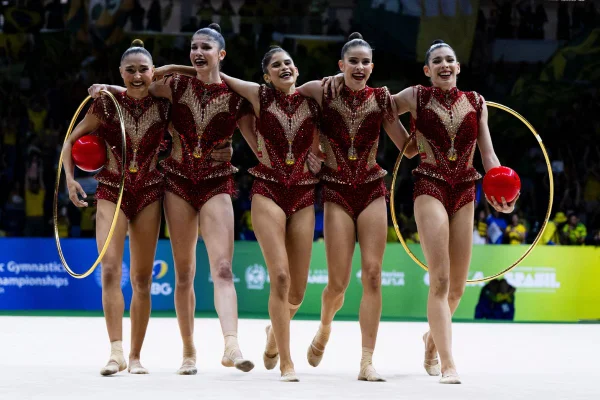 Imagem colorida do grupo brasileiro de ginástica