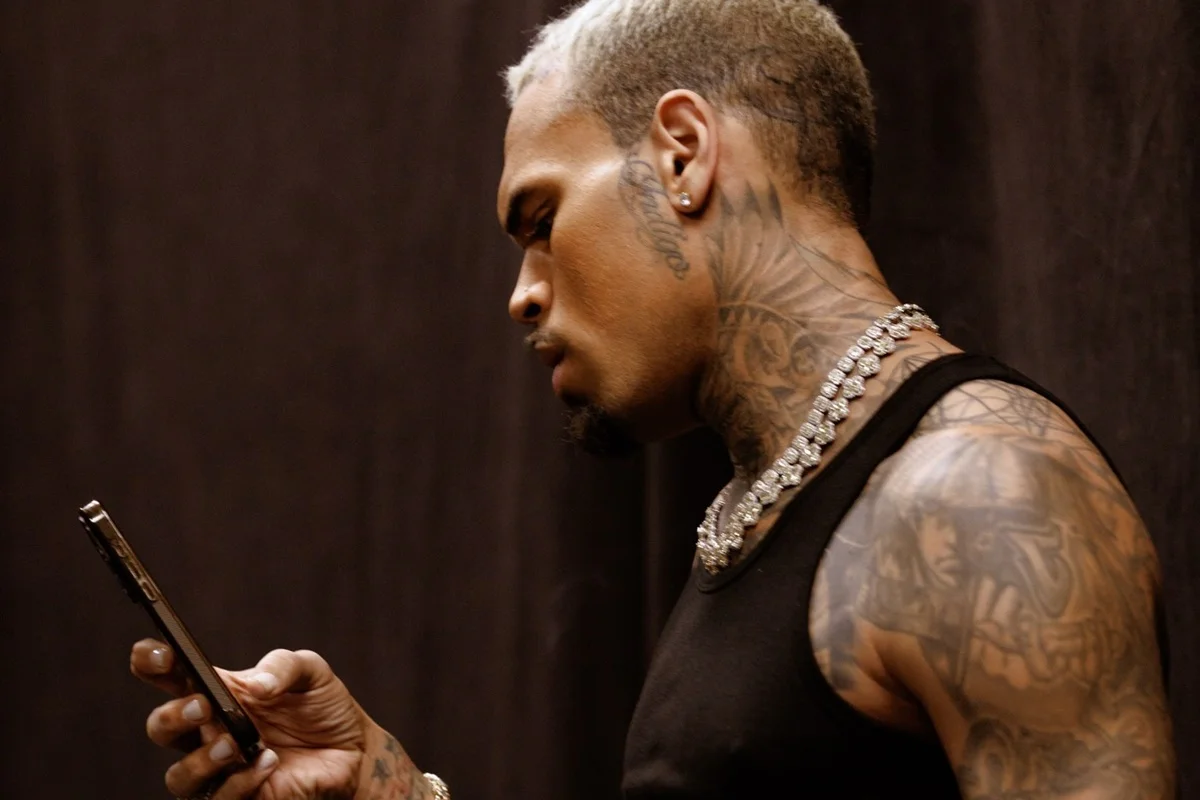 Chris Brown é clicado com uma camiseta preta Chris Brown é clicado com uma camiseta preta