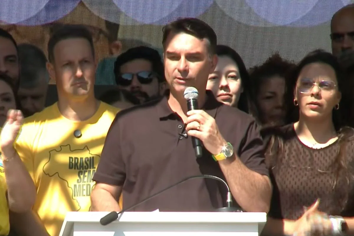 Flávio promete classificar facções como terroristas e "recuperar territórios"