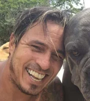 Agora vive numa ilha, cercado de cachorros e tem um funcionário Agora vive numa ilha, cercado de cachorros e tem um funcionário