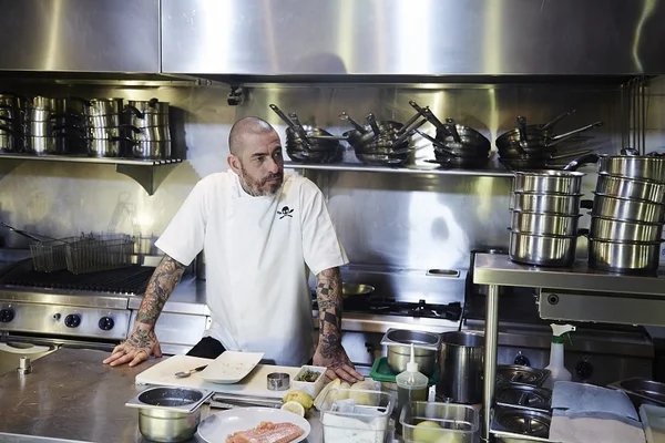 Homens armados invadem restaurante do chef Henrique Fogaça em SP