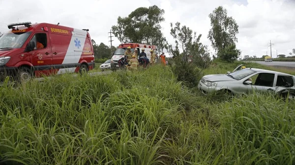 Adolescente é lançada para fora do carro em acidente na BR-020