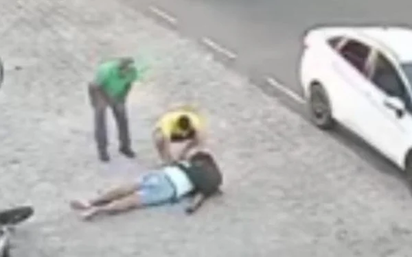 Imagem colorida de PM no chão após acidente de trânsito - Metrópoles